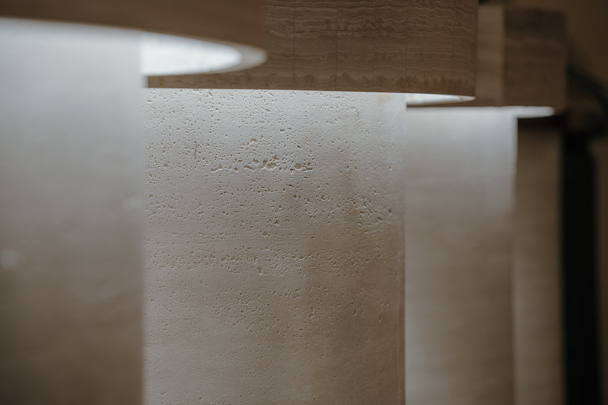 Gros plan de la texture minérale du panneau flexible travertino beige BétonFlex, restaurant Cococina | Artmur