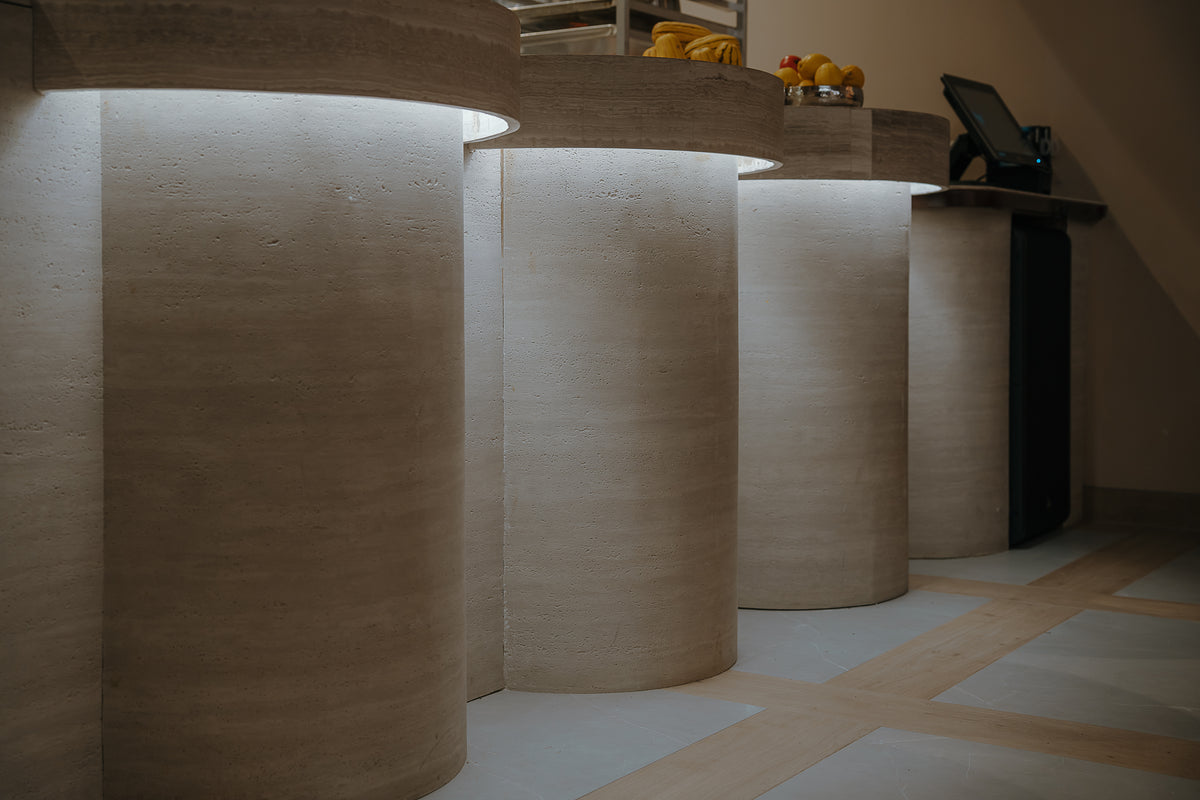 Colonnes arrondies du comptoir de Cococina en panneau flexible effet travertin BétonFlex | Artmur