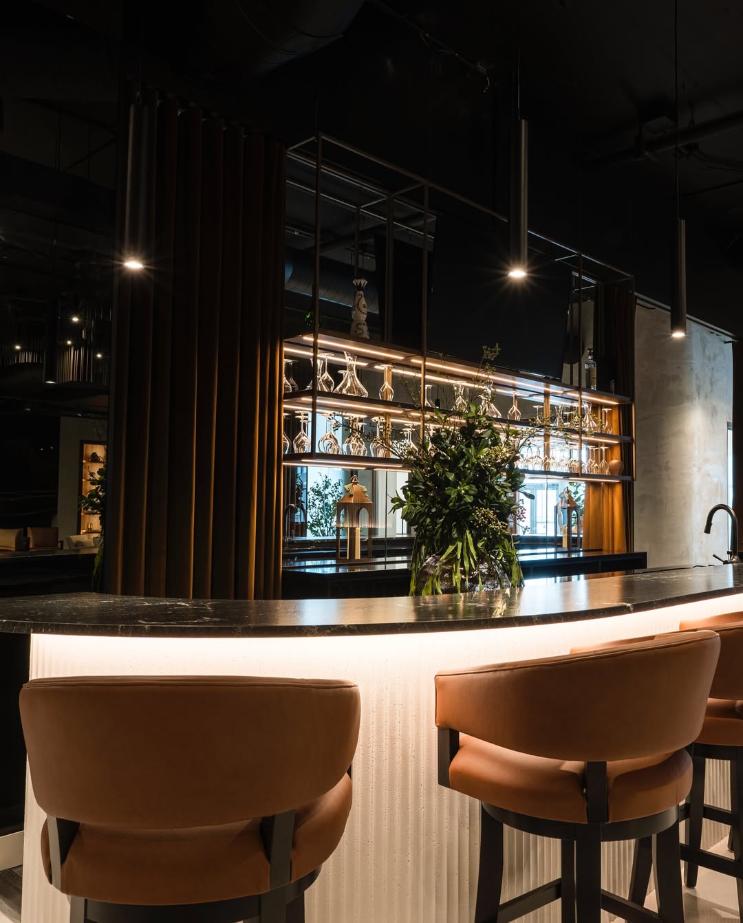 Lounge armchairs facing the MVP Executive Lounge bar, front clad in the Ripple BétonFlex flexible panel | Artmur