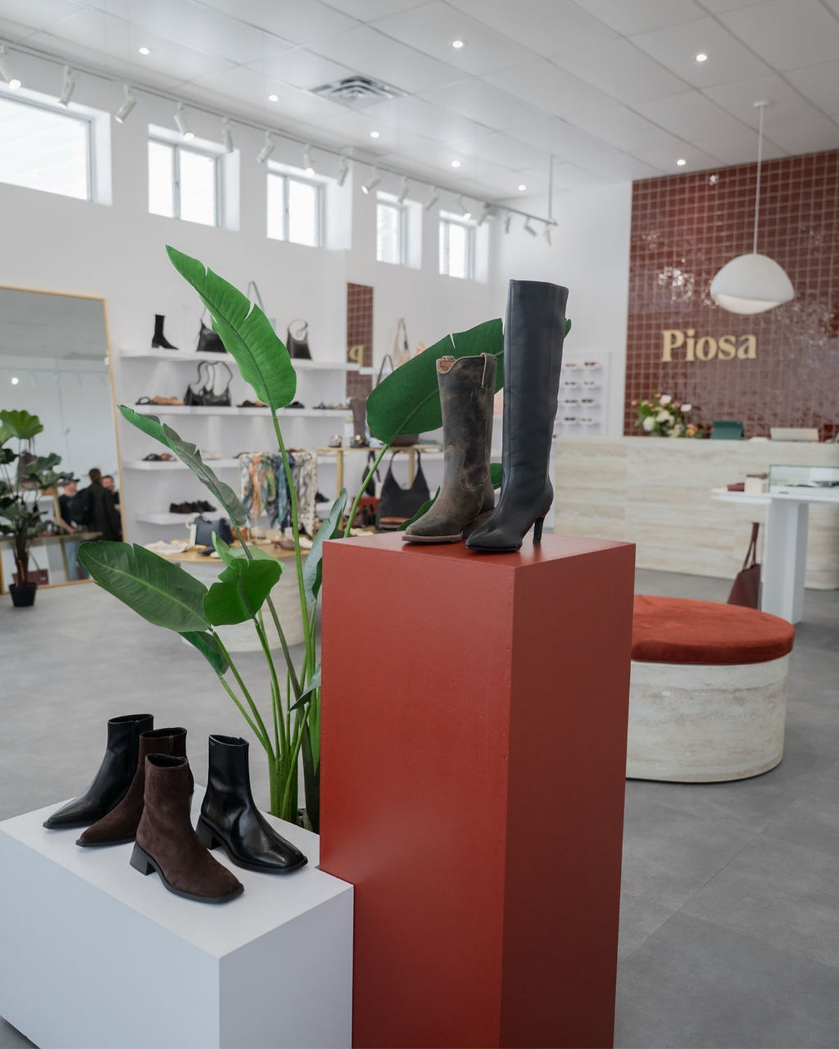 Vue d'ensemble de la boutique Piosa avec pouf et comptoir en panneau flexible effet travertin