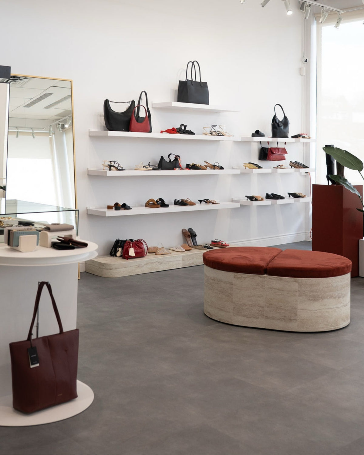 Pouf ovale de la boutique Piosa dont la base est habillée du panneau flexible travertin BétonFlex