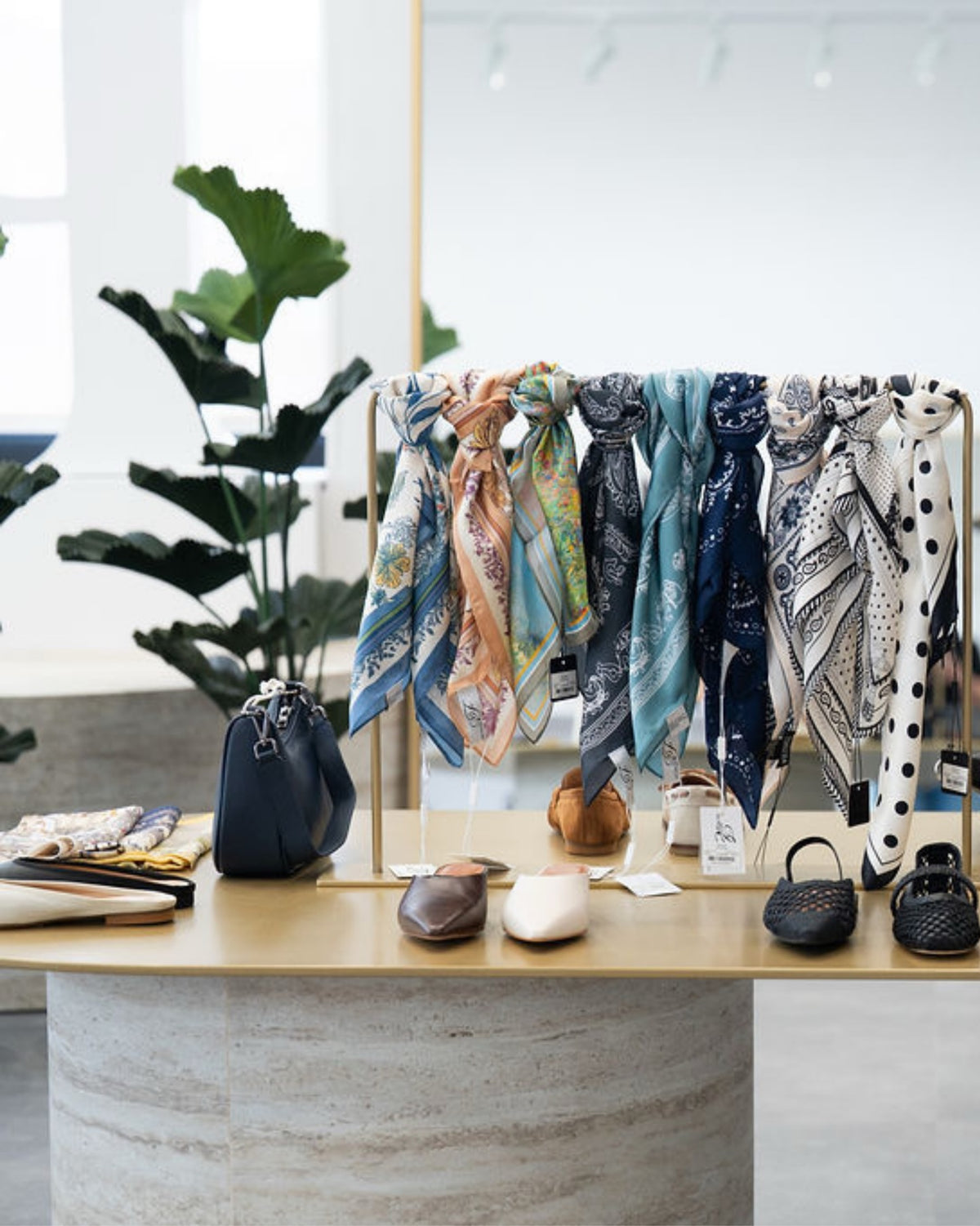 Table de présentation ronde de la boutique Piosa habillée du panneau flexible effet travertin