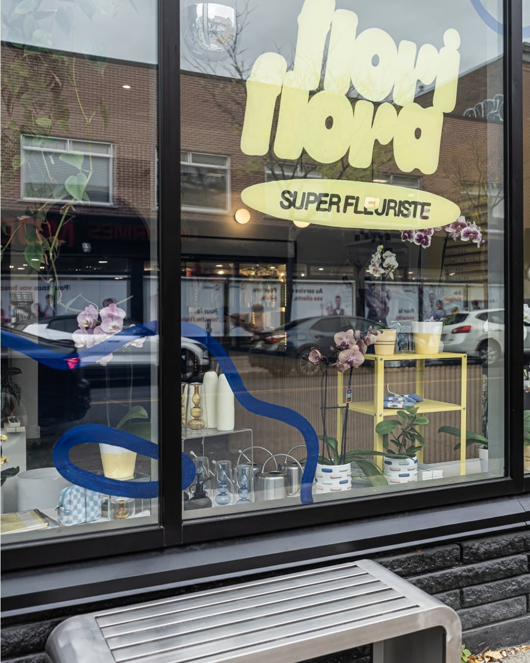 Vitrine de la boutique-atelier Flori Flora, fleuriste de la rue Beaubien à Montréal