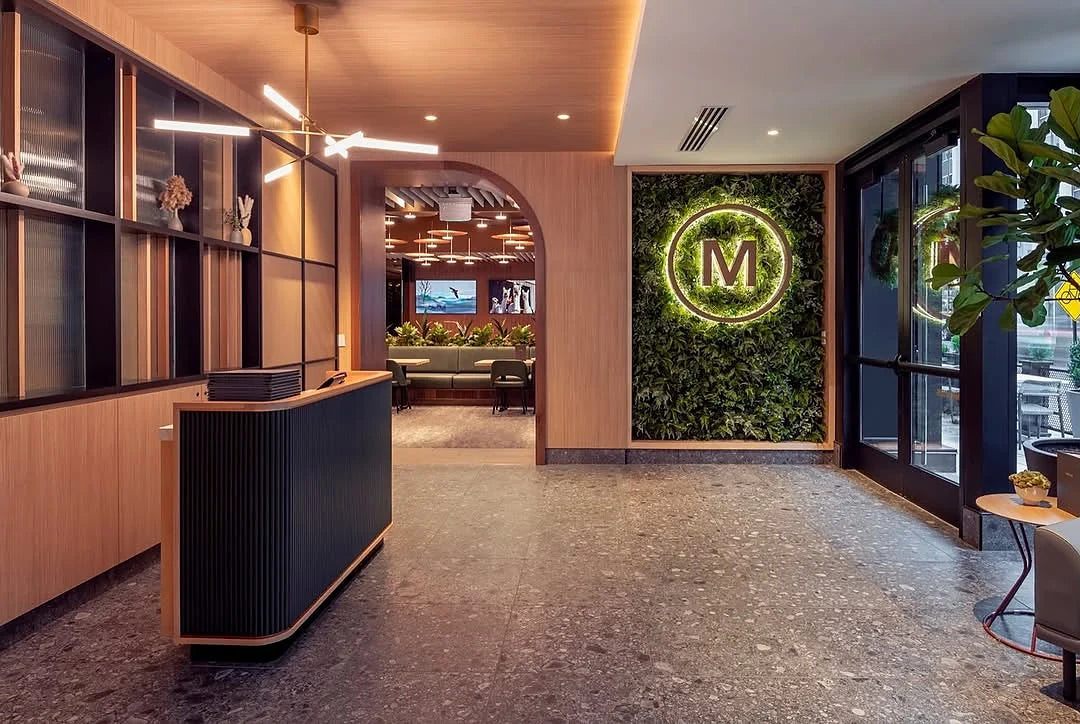 Restaurant Moxies — hall d'accueil, mur végétal et panneaux muraux Artmur