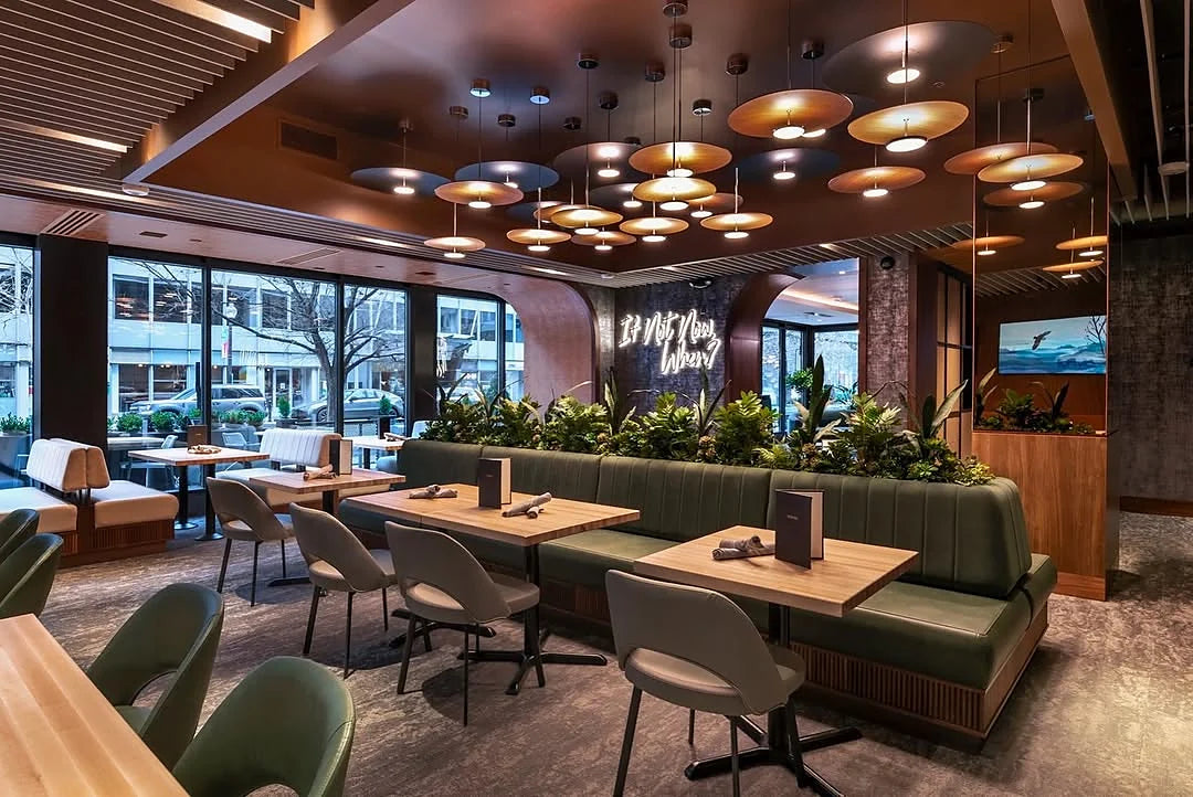 Restaurant Moxies — salle et mobilier, panneaux muraux Artmur