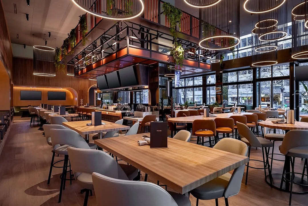Restaurant Moxies — salle à manger, design intérieur avec panneaux muraux Artmur