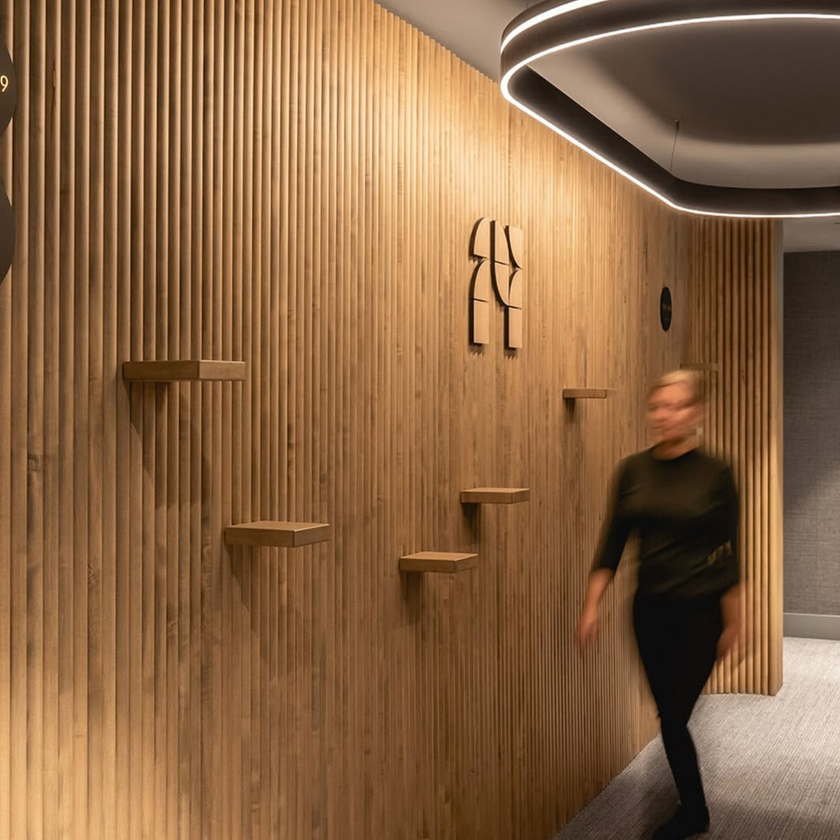 mur d'un centre de pilate avec des panneau de bois 