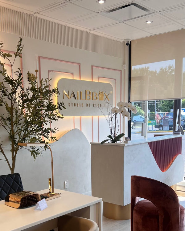 Comptoir d'accueil courbe du studio NailBbox habillé du panneau flexible tambour PanFlex prêt à peindre, mis en couleur