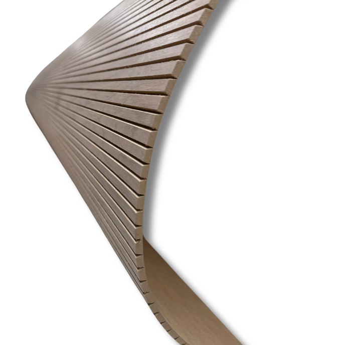 Panneau flexible Mini lattes noyer SuperFlex courbé, démonstration de sa flexibilité