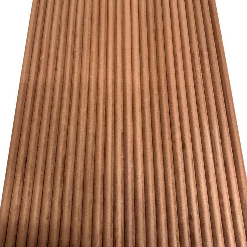 Gros plan des cannelures du panneau flexible Velour Rouille foncé VelvFlex