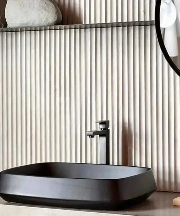 Panneau mural PVC Linéapur Concave S blanc derrière une vasque noire
