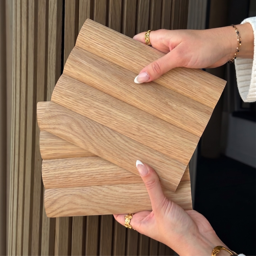 panneau mural avec rondin de bois en chêne clair