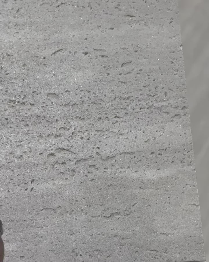 Vidéo gros plan de la texture du panneau flexible effet travertin Yunshan beige gris BétonFlex