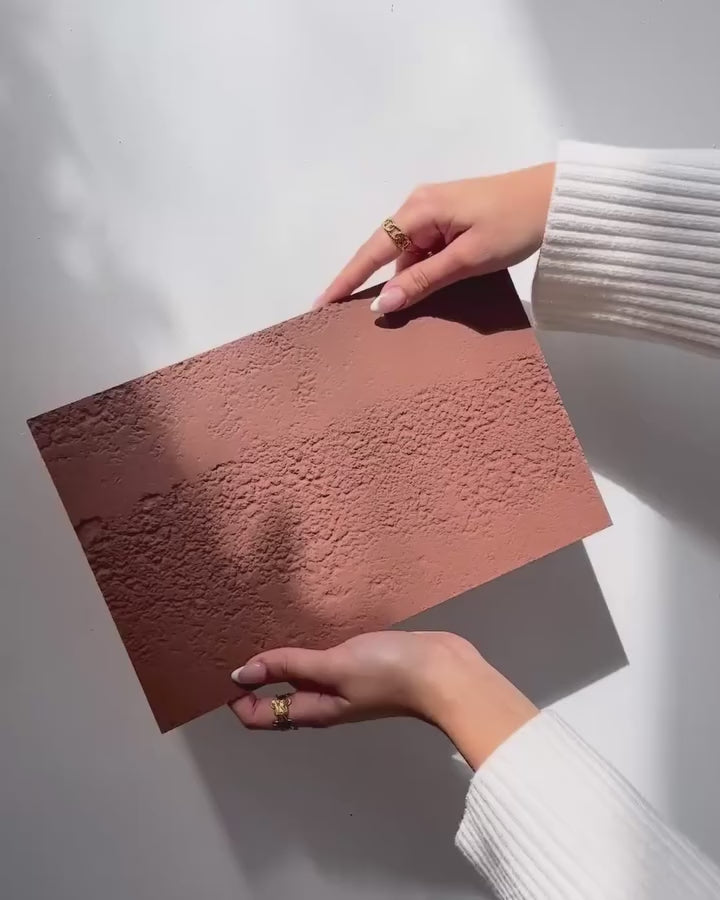 vidéo présentant un panneau mural effet pierre et flexible