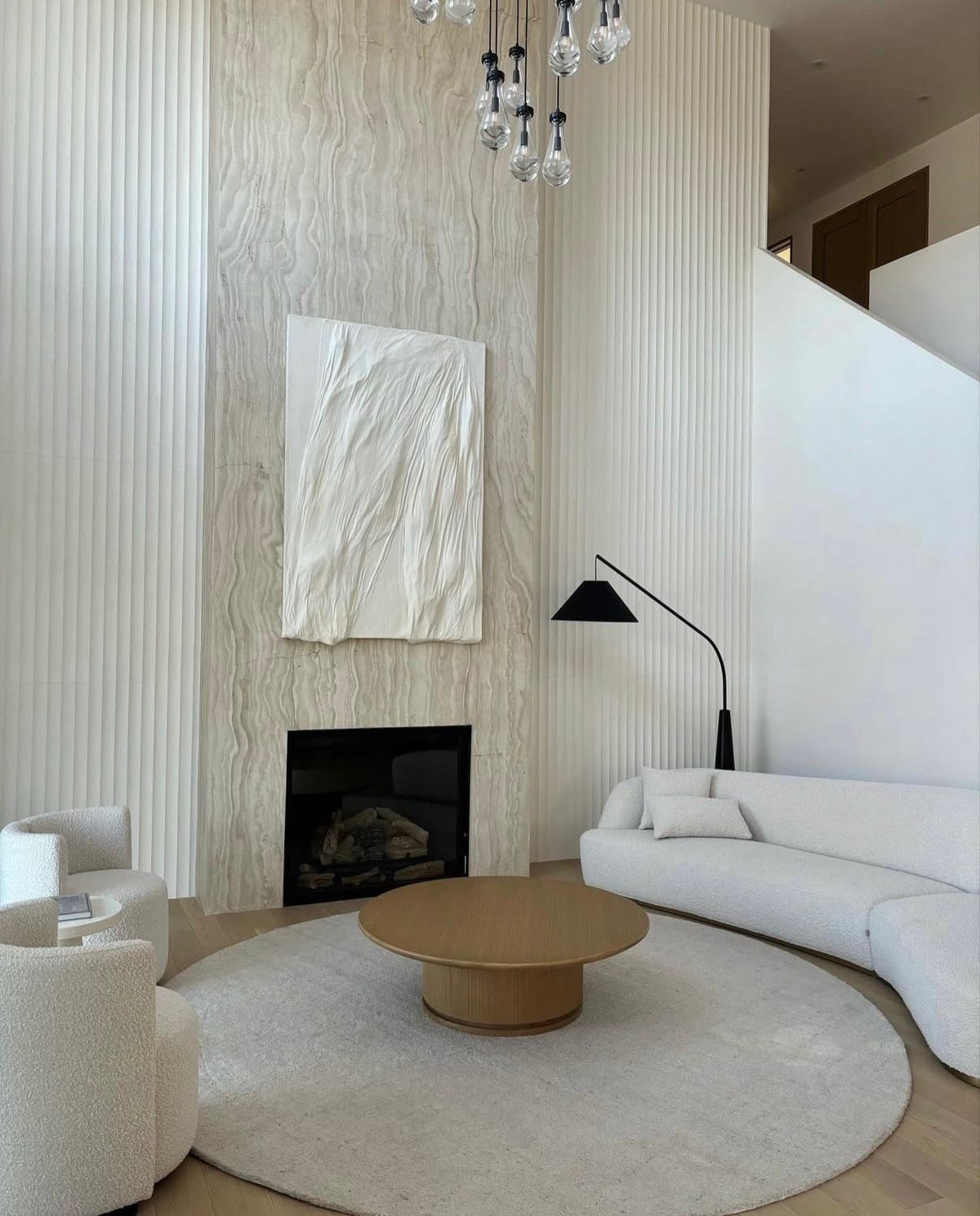 Foyer et murs en panneaux concaves blancs dans un salon résidentiel lumineux