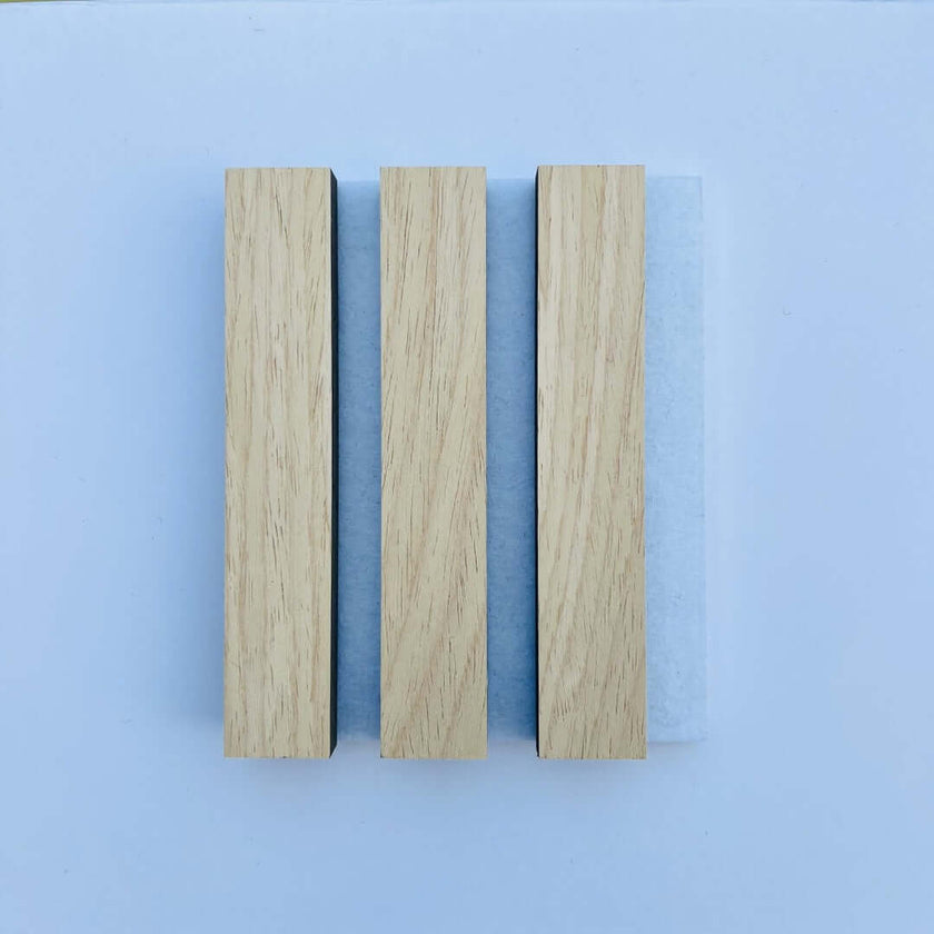 Échantillon de panneau acoustique en feutre noir chêne naturel