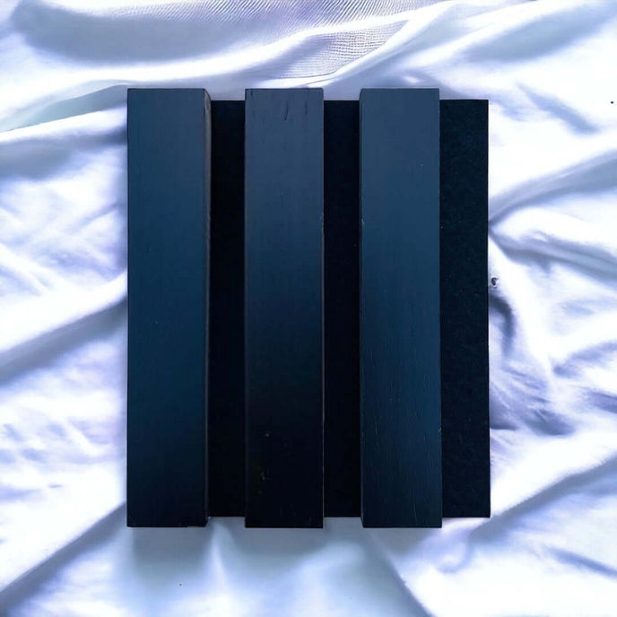 Échantillon de panneau acoustique en bois de frêne noir