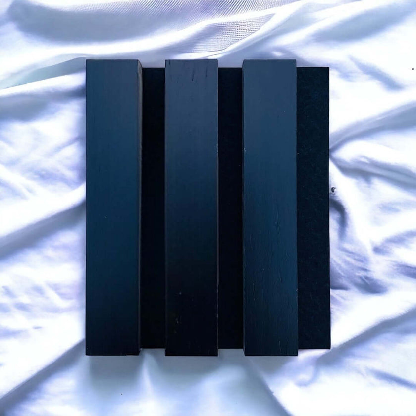 Échantillon de panneau acoustique en bois de frêne noir